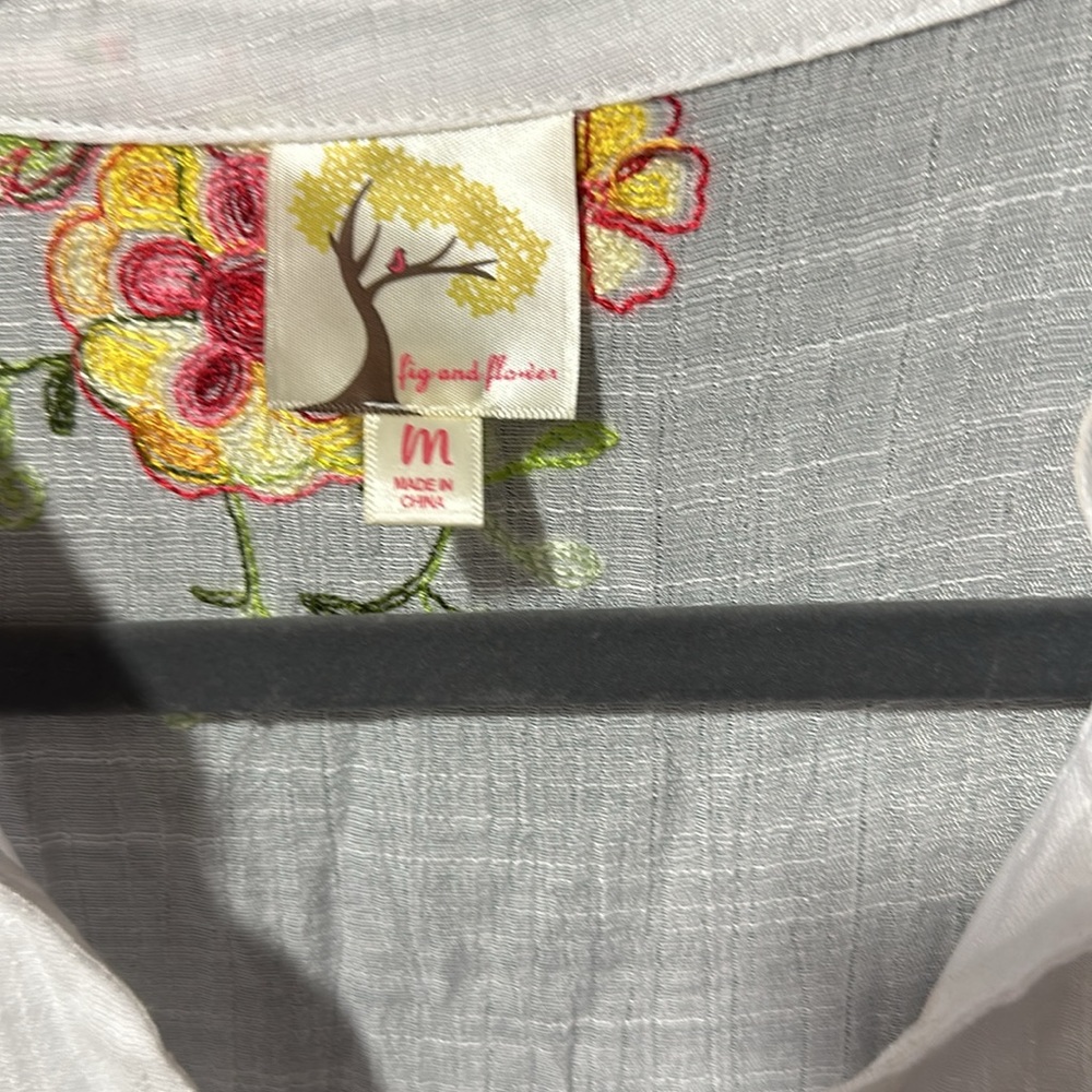 Fig and‎ Flower brand /White dress w/embroidery /Size M / J-16 - Picture 2 of 4